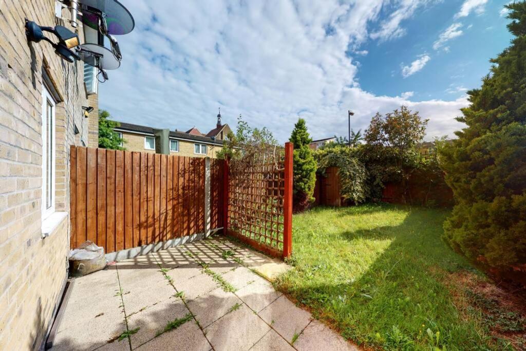 Super 2 Bed House With Privategarden Лондон Экстерьер фото